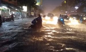 TP.HCM: Mưa lớn kéo dài gây nhiều thiệt hại 