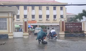 Mưa lớn nhấn đường phố Cà Mau chìm trong nước