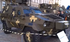 Xe bọc thép mới của Ukraine nứt cả nửa mét