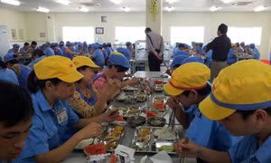 Chăm lo sức khỏe công nhân qua từng bữa ăn