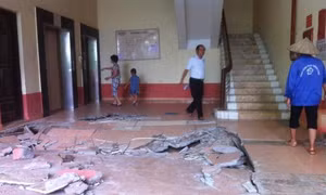 Dân sợ hãi trong “chung cư sụt lún” tại Hà Nội