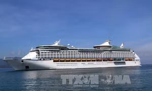 Du thuyền 5 sao Mariner of the Seas cập cảng Chân Mây 