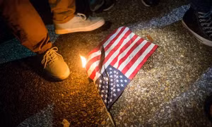 Tòa án Tối cao Mỹ nói gì về lệnh “đốt cờ, bỏ tù” của ông Trump
