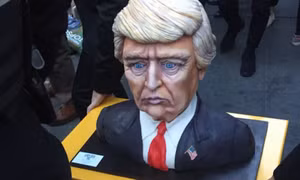 Bánh "mừng chiến thắng" của ông Trump bị chế nhạo