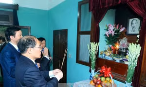 Đồng chí Nguyễn Sinh Hùng dâng hương, tưởng nhớ Bác Hồ tại nhà 67