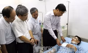 Cứu chữa nạn nhân vụ nổ mìn tại công trường Than Khe Chàm