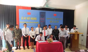 Ấm tình kết nghĩa qua biên giới