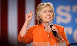Bà Clinton dẫn điểm ông Trump tại các bang "chiến địa" 