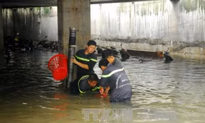 TP.HCM: Tiếp tục bơm nước cứu bãi 1.000 xe máy