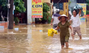 Mưa lớn gây ngập lụt nhiều tuyến phố Yên Bái