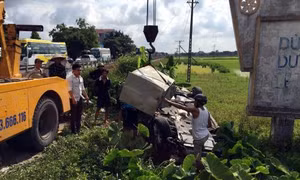 Tàu hoả húc tung xế sang xuống mương nước, 2 người bị thương