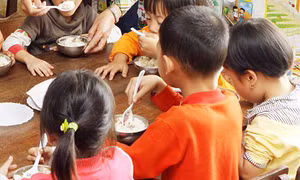 Cháu bé bị dập nửa não tại nhà trẻ không phép 