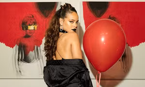 Rihanna giành lại "ngai vàng" Billboard 200 
