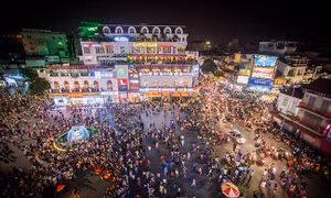 Biển người trên phố đi bộ quanh Hồ Gươm trong dịp lễ Quốc khánh