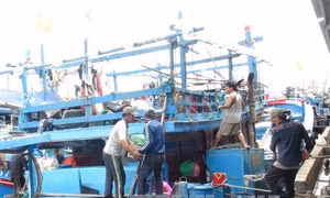 Cứu nạn tàu cá hỏng lênh đênh 3 ngày trên biển