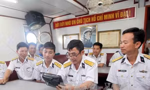 Nghe tin Đại hội Đảng qua sóng phát thanh trên biển 