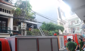 Cháy nhà trên phố Yên Lạc