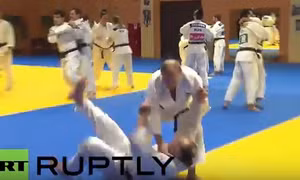 Tổng thống Putin quật ngã tuyển thủ quốc gia Judo