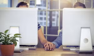 Mỹ nở rộ mốt "tình hờ" nơi công sở 