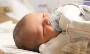 Mẹ chết não gần 4 tháng, con vẫn ra đời khỏe mạnh