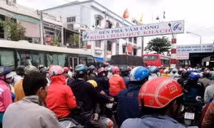 Ùn tắc giao thông nghiêm trọng tại phà Vàm Cống, An Giang 