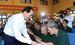 Chủ tịch nước tặng quà thương bệnh binh tại Hà Nam
