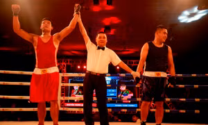 Thua 10kg võ sĩ boxing vẫn thắng đối thủ
