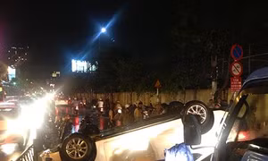 Tông dải phân cách, xế hộp "phơi bụng" giữa đường