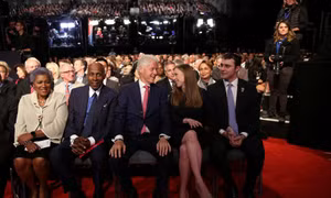 Dàn nhân vật quyền lực ngồi dưới xem Clinton-Trump tỷ thí