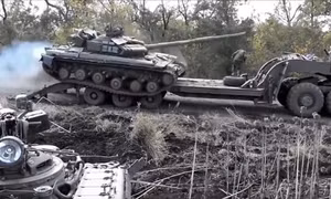 Xe tăng Ukraine lật nhào, binh sĩ suýt chết