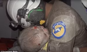 Người đàn ông bật khóc khi cứu được bé sơ sinh Syria từ đống đổ nát