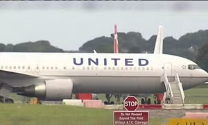Bị nhiễu động, máy bay United Airlines hạ cánh khẩn 