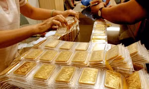 Giá vàng bật tăng rồi hạ nhiệt