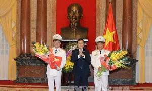 Thăng quân hàm Thượng tướng cho hai lãnh đạo Bộ Công an