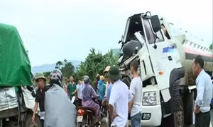 Xe tải tông xe chở dầu, ùn tắc kéo dài trên Quốc lộ 6 