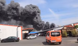 Kho hàng trong TTTM Đồng Xuân Berlin cháy dữ dội