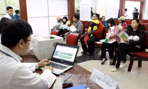 Nhọc nhằn đăng ký tiêm vắcxin Pentaxim qua mạng