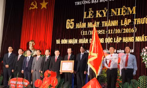 ĐH Sư phạm Hà Nội nhận Huân chương Độc lập hạng Nhất