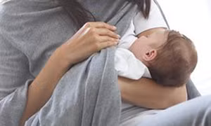 Thượng cẳng tay với vợ vì cho con bú trước mặt bác sĩ nam