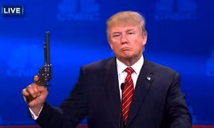 Ông Trump lôi kéo cử tri ủng hộ sở hữu súng chống bà Clinton 