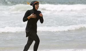Pháp hoãn lệnh cấm mặc đồ bơi burkini của người Hồi giáo