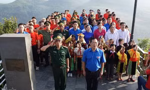 Lễ chào cờ đặc biệt tại cột cờ Lũng Cú