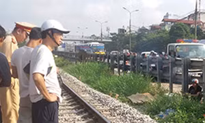 Tàu hỏa húc ô tô bay 10 m, tài xế trọng thương