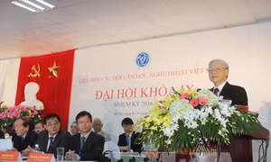 Nhà thơ Hữu Thỉnh tiếp tục làm Chủ tịch Liên hiệp các Hội Văn học NTVN