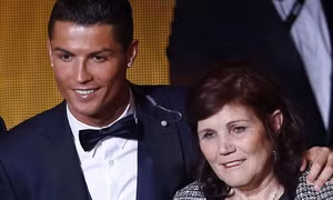 Mẹ Ronaldo chỉ trích Payet 