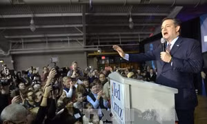 Thượng nghị sĩ Ted Cruz giành chiến thắng tại Kansas