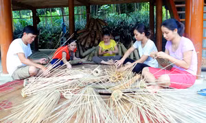 Đan rọ tôm vùng lòng hồ Thác Bà