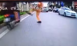Người đi xe máy bị cảnh sát "đá" có hành vi rất nguy hiểm 