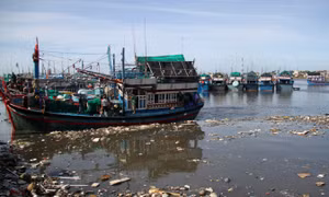 Không để biển thành... bãi đổ rác thải 