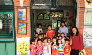 Tham tán Thái Lan trao quà từ thiện tại Làng trẻ SOS Hà Nội